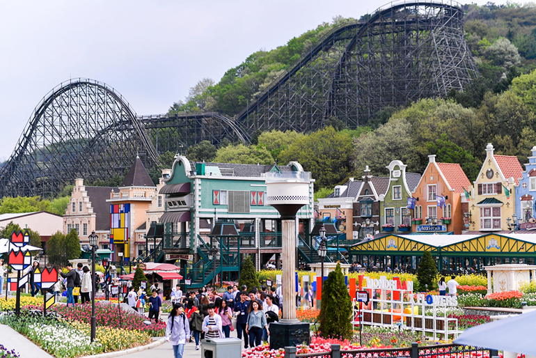 9 Theme Park Entrance Ideas To Wow Visitors